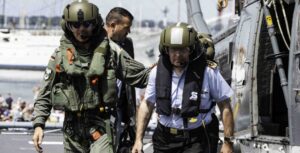 Der Generalinspekteur der Bundeswehr, Carsten Breuer, flog mit einem „Sea Lynx“ ein. Foto: Daniel Angres