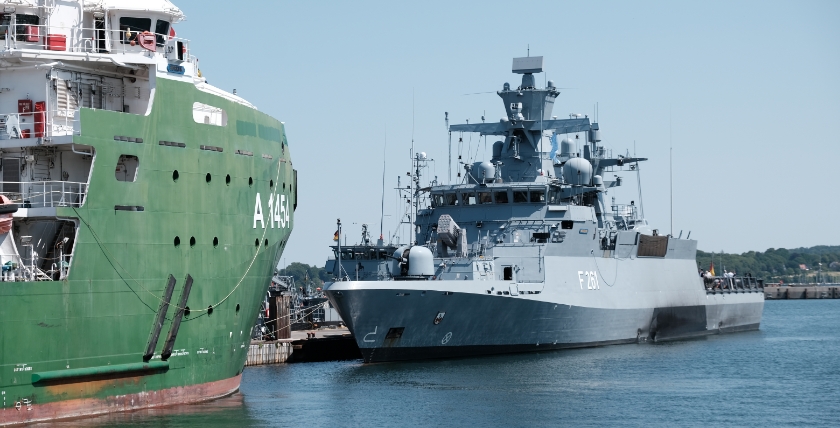 Korvette Magdeburg und Schlepper Borkum. Foto: hsc