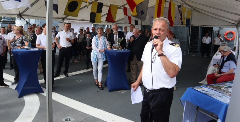 Der Kommandeur der Einsatzflottille 1, Flottillenadmiral Christian Walter Meyer