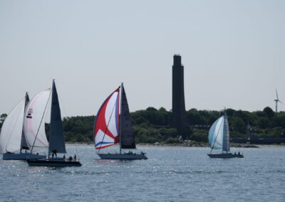 Segler vor dem Marineehrenmal. Foto: hsc