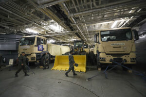 Blick in den mit militärischen Nutzfahrzeugen beladenen Transporthangar der Pisco, Foto: MoD Peru