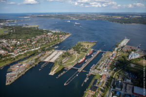 In den Holtenauer Schleusen informiert die Marineschifffahrtleitung Handelsschiffkapitäne über das Manöver Baltops, Foto: Bundesanstalt für Wasserbau