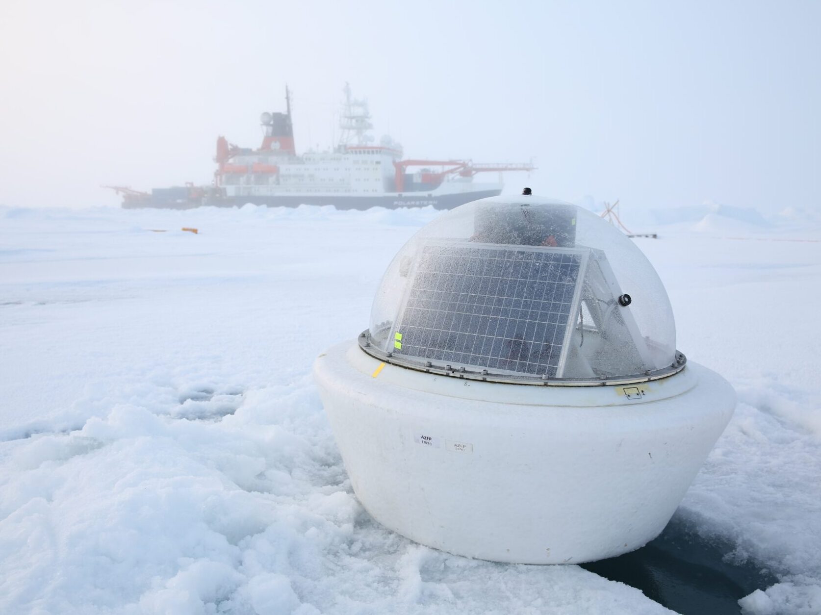 Scientists install buoys on an ice floe in the Central Arctic Ocean at the end of the MOSAiC leg 5 with RV Polarstern in September 2020. The buoys are working as an autonomous bio-physical observatory on sea ice and in the ocean. The observatory consisted, among other components, of an Acoustic Zooplankton and Fish Profiler (AZFP) measuring acoustic backscatter in the top 50 m of the ocean, a radiation station equipped with hyperspectral light sensors measuring irradiance at the ice underside between 350 and 920 nm25, and a CTD buoy to measure conductivity, temperature, and depth.<br />Forschende installieren am Ende von MOSAiC-Abschnitt 5 mit der Polarstern im September 2020 Bojen auf einer Eisscholle im zentralen Arktischen Ozean. Die Bojen messen als autonomes biophysikalisches Observatorium auf dem Meereis und im Ozean. Das Observatorium besteht unter anderem aus einem Acoustic Zooplankton and Fish Profiler (AZFP), der die akustische Rückstreuung in den oberen 50 m des Ozeans misst, einer Strahlungsstation mit hyperspektralen Lichtsensoren, die die Bestrahlungsstärke an der Eisunterseite zwischen 350 und 920 nm25 messen, und einer CTD-Boje für Messungen von Leitfähigkeit, Temperatur und Tiefe.