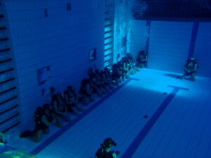 In der Schwimmhallte startet die fordernde Ausbildung der Schwimmtaucher, Foto: Bw