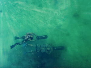 Kampfschwimmer mit Verbringungsmittel Scooter im Freiwasser, Foto: Bw/PWT