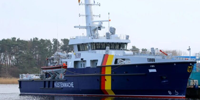 Modernes LNG-Zollschiff der Küstenwache im Hafen, mit deutscher Trikolore am Bug. Copyright NVL - Foto: Tilo Wallrodt