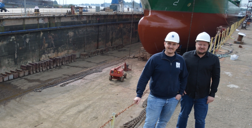 Projektleiter Franek Kalms von EWD (l.) und Recyclingspezialist Sebastian Jeanvré am Trockendock von EWD in Emden, Foto: Phillipp Steiner