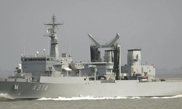 Griechisches Versorgungsschiff besucht Hamburg