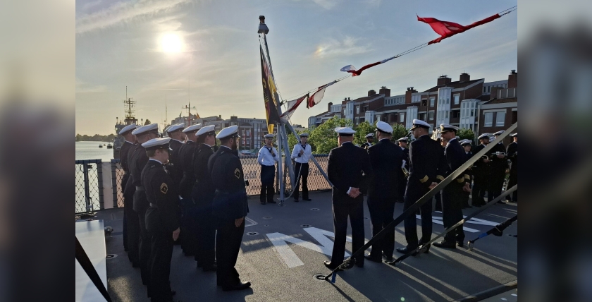 Flaggenparade an Bord der Fregatte "Nordrhein-Westfalen" Foto. Brüdegam
