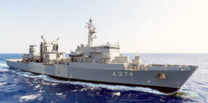 HS Prometheus in Vorbereitung eines RAS-Manövers(replenishment at sea). Foto: NATO/Paul Hall