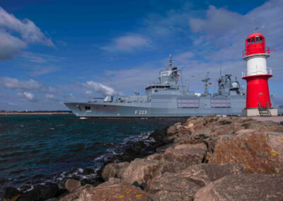 Fregatte „Nordrhein-Westfalen“ am Leuchtturm. Foto: Daniel Angres
