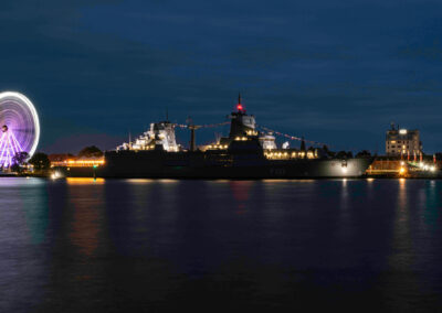 Fregatte und Riesenrad bei Nacht. Foto: Daniel Angres