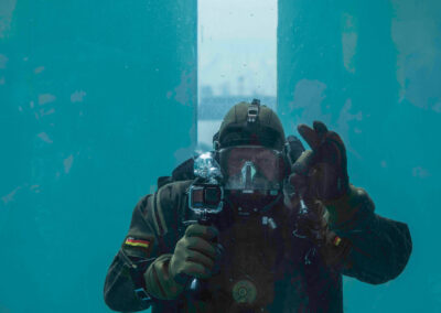 Marinetaucher unter Wasser Foto: Daniel Angres