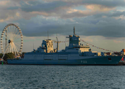 Fregatte „Nordrhein-Westfalen“ vor Riesenrad. Foto: Daniel Angres
