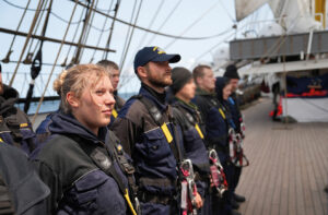 Gemeinschaft, Disziplin und Routinen: Während der Ausbildungsfahrt auf der „Gorch Fock“ werden die Crewmitglieder zu Kameradinnen und Kameraden. Bild: HR/Martin Sündermann