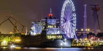 Fregatte „Nordrhein-Westfalen“ vor illuminiertem Riesenrad. Foto: Daniel Angres