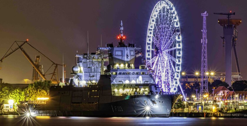 Fregatte „Nordrhein-Westfalen“ vor illuminiertem Riesenrad. Foto: Daniel Angres