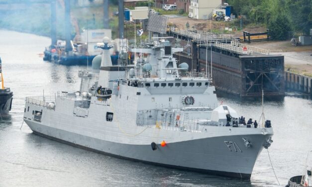 Indische Fregatte INS Tamal (F 71) auf Überführungsfahrt