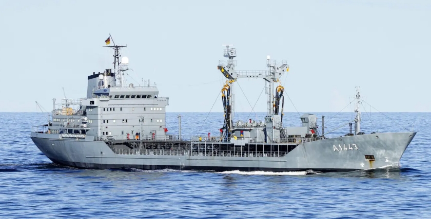 Der Betriebsstofftransporter Rhön A 1443 nähert sich anderen Schiffen bei der Miscex während der Übung Northern Coasts 2023 im Seegebiet Ostsee, Foto: Leon Rodewald