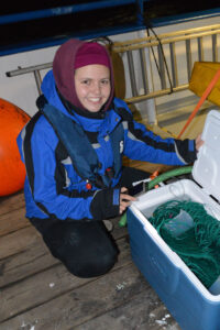 Biologiestudentin Chiara Sickert kümmert sich um die Braunalgen, Foto: Phillipp Steiner