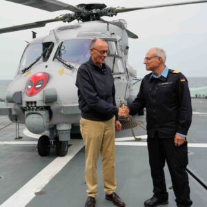 Bundeskanzler und Inspekteur Marine – willkommen an Bord! Foto: Michael Nitz