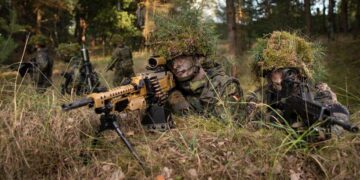 Soldaten in einer Gewehrstellung. Bild: Bundeswehr/Andrea Bienert