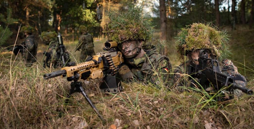Soldaten in einer Gewehrstellung. Bild: Bundeswehr/Andrea Bienert
