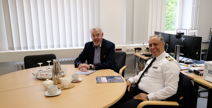 Kapitän zur See Christian Klausing (r.) im Gespräch mit marineforum-Chefredakteur Holger Schlüter, Foto: hsc