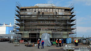 Bau des Betriebstoffversorgers MBV 707 bei der Neptun Werft in Rostock