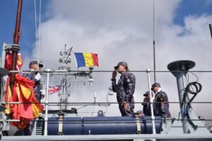 Heiß Flagge und Wimpel auf M 271. Bild: DESA