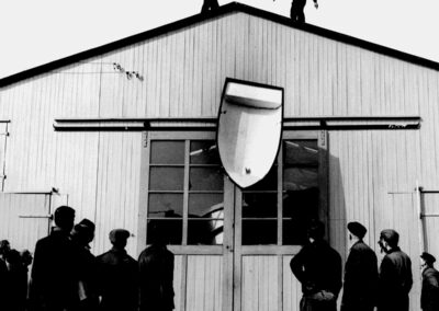 Fallversuch eine GFK-Ruderboots vom Dach des Bootsbauschuppen - 1958. Foto: Fassmer