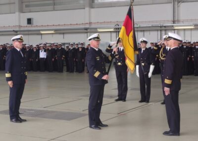 Kommandoübergabe mit Truppenfahne, Foto: hsc