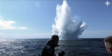 Minentaucher beobachten die Sprengung einer Mine in der Ostsee