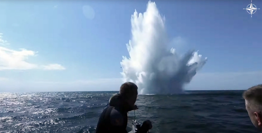 Minentaucher beobachten die Sprengung einer Mine in der Ostsee