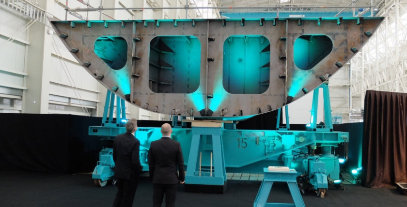 Die blau angeleuchtete Vorschiff-Sektion des neuen Flottendienstboots. Foto: hsc