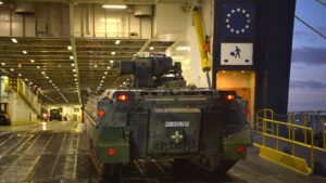 Verladung von schwerem Gerät auf die Fähre nach Klaipeda beim Manöver Griffin Lightning 2023, Foto: Bw/Carl Schulze